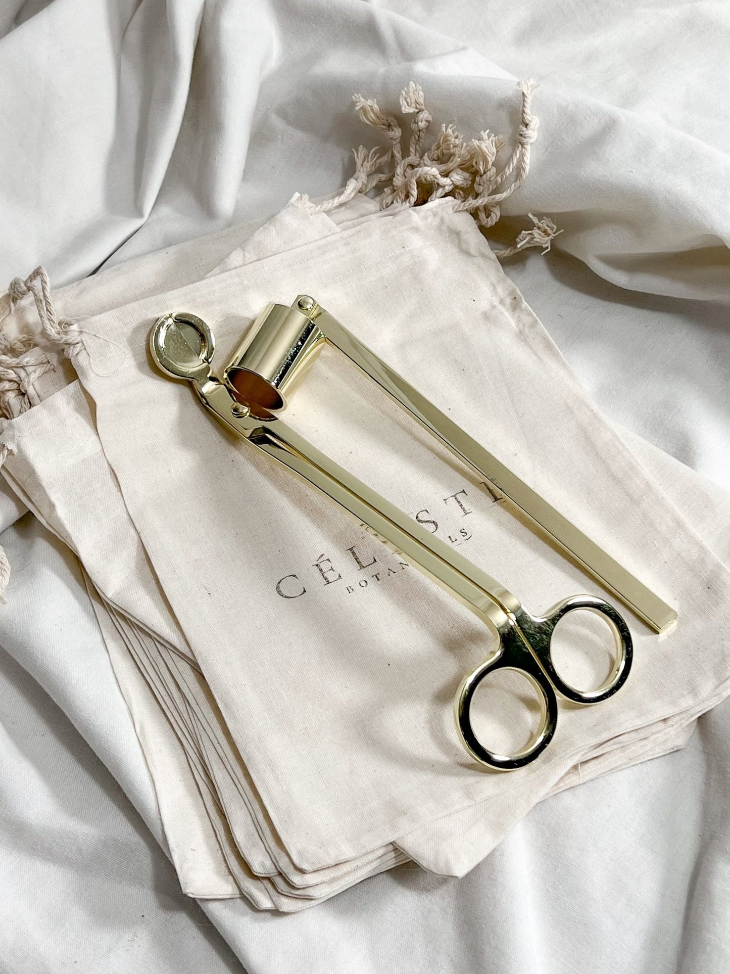 Kit Soin des Bougies – Coupe - mèche & Éteignoir dorés - Céleste Botanicals - Accessoires