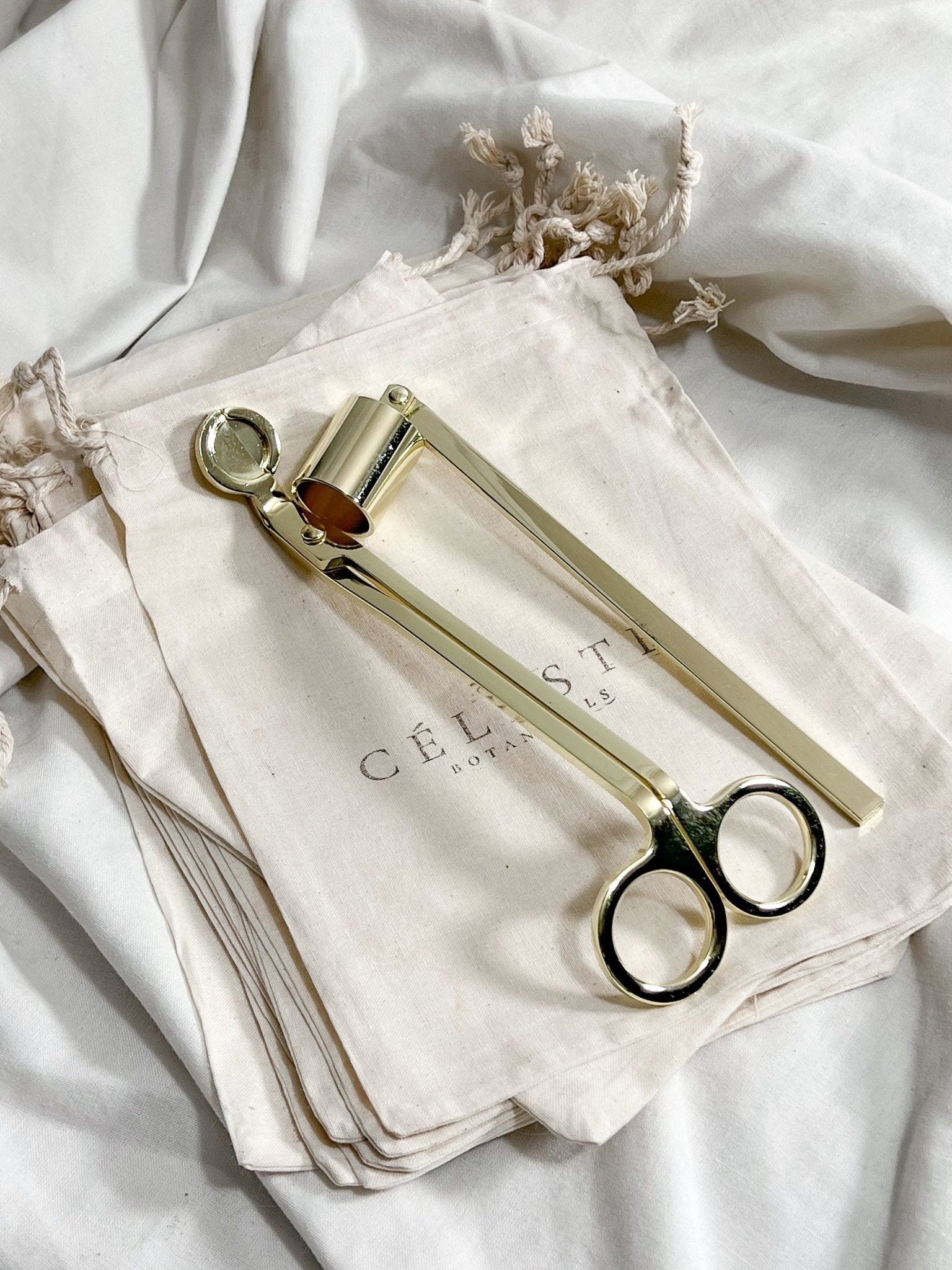 Kit Soin des Bougies – Coupe - mèche & Éteignoir dorés - Céleste Botanicals - Accessoires